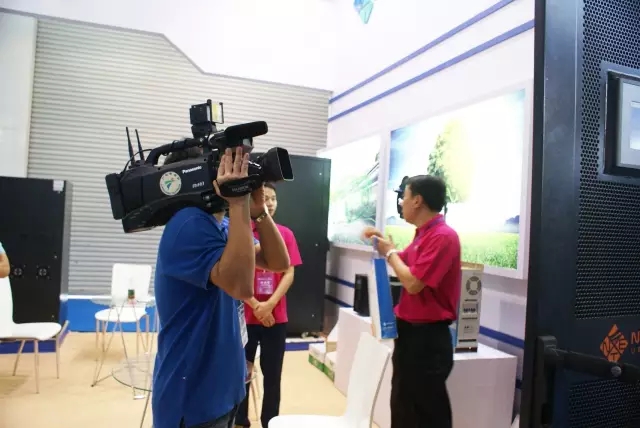 广东电视台在球探体育展厅拍摄报道