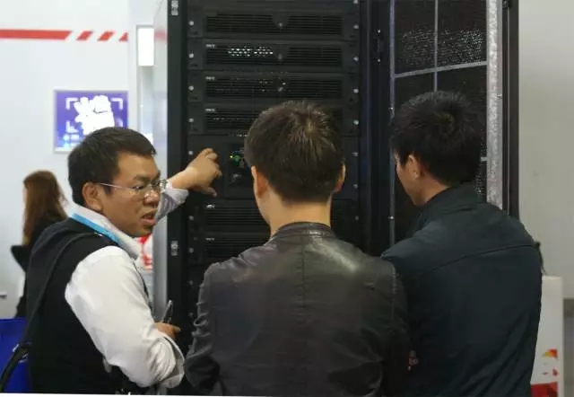 球探体育客服人员接待客户